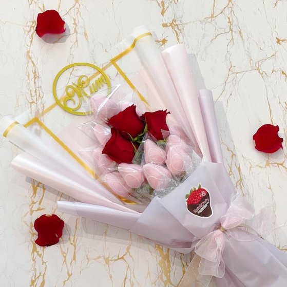 Mother's Day - Pinky Wish Chocoberry with Red Roses | Chocolate Dipped Strawberry Fresh Fruit Arrangement with Rose Flower Bouquet - Rainbowly Fresh Fruit Gift and Flower Arrangments