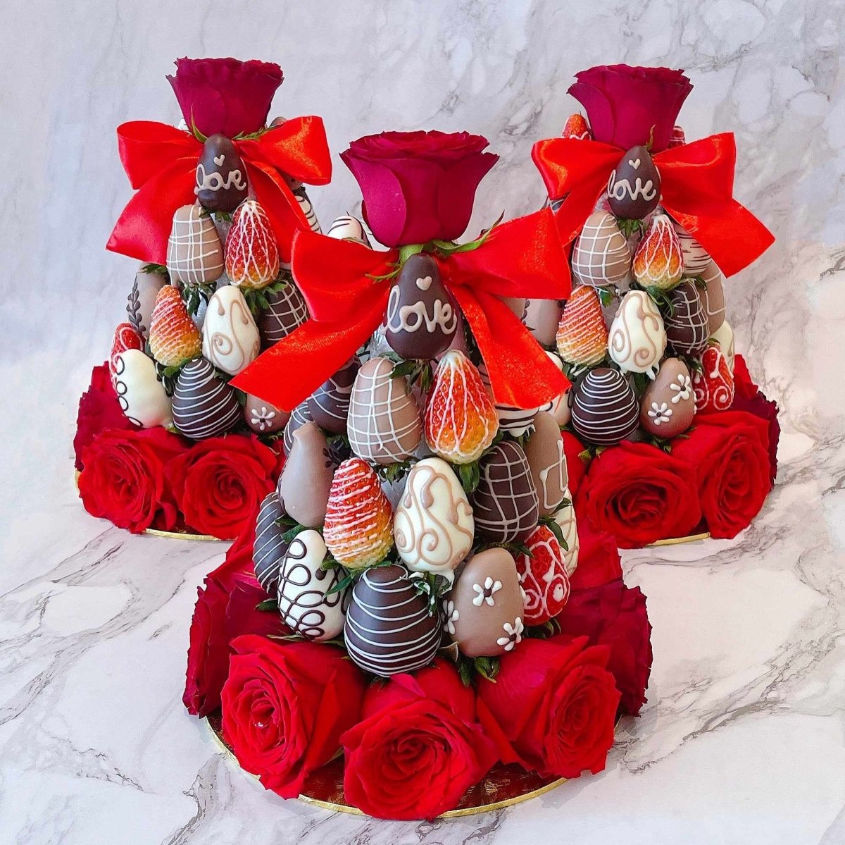 Romantic Love Fresh Fruit Arrangement with Chocolate Dipped Strawberry Tower & Roses / Flower Arrangements - Rainbowly Fresh Fruit Gift and Flower Arrangments