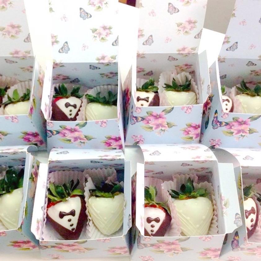 Wedding Gift Couple Chocolate Coated Strawberry Dessert Gift Box - Rainbowly Fresh Fruit Gift and Flower Arrangments