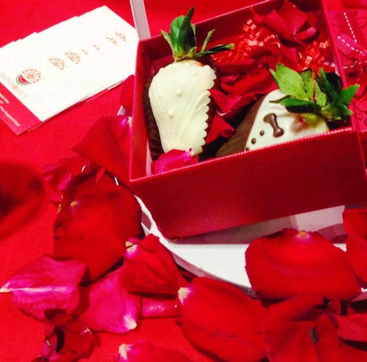 Wedding Gift Couple Chocolate Coated Strawberry Dessert Gift Box - Rainbowly Fresh Fruit Gift and Flower Arrangments